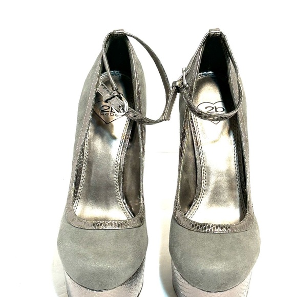 2B Bebe Gray Silver Stiletto Platform Heels Pumps Faux Suede Snake Women Size 8 - Picture 2 of 12